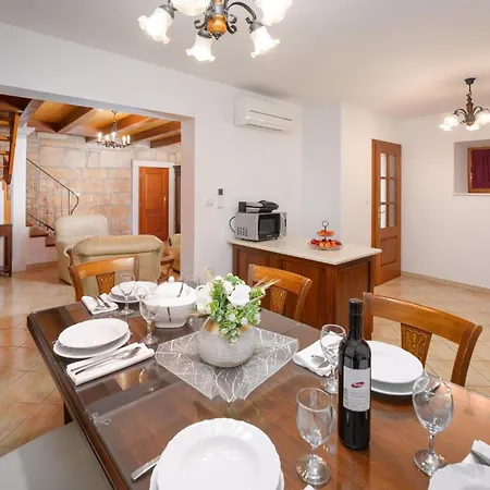 Villa Stauri *